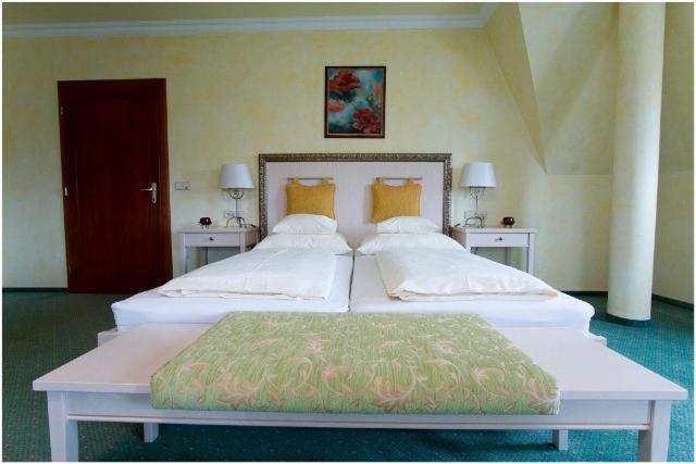 Hetkuti Wellness Hotel Mór エクステリア 写真